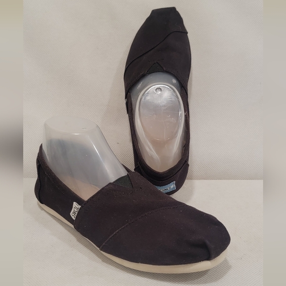 TOMS BLACK SLIP ON FLATS (sz 8) - Picture 1 of 5
